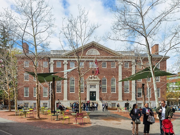 Photo cambridge, états-unis - 29 avril 2015 : les gens de lehman hall sur le campus de l'université de harvard à cambridge, massachusetts, ma, états-unis. maintenant, il place dudley house