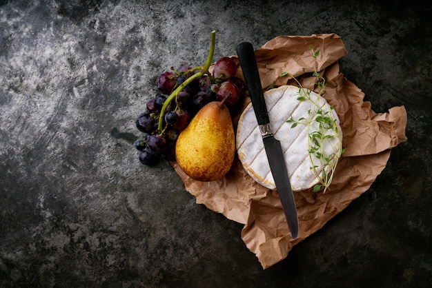 Camembert au fromage français aux herbes sur papier