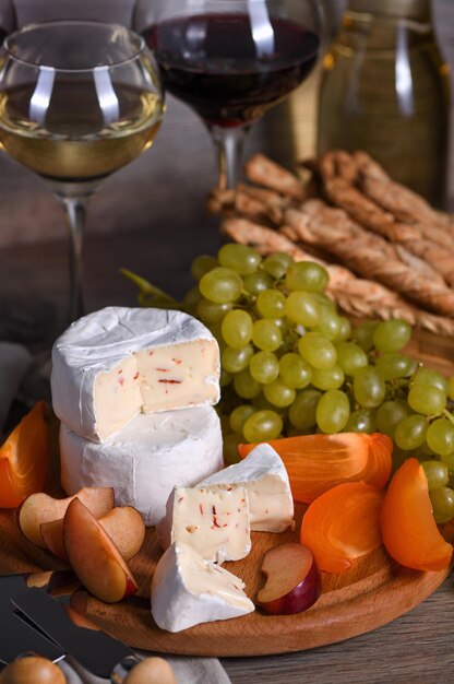 Camembert au fromage avec fruits et vin