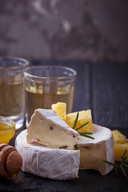 Camembert au miel et au vin. Mise au point sélective.