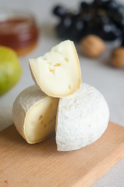 Camembert au miel de noix de moule blanche et fruits secs Concept de dîner ou d'apéritif