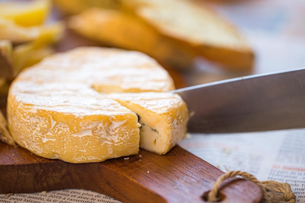 Camembert à bord. Fromage pour la publicité. Un morceau de fromage bleu. Bree du four. Fromage cuit