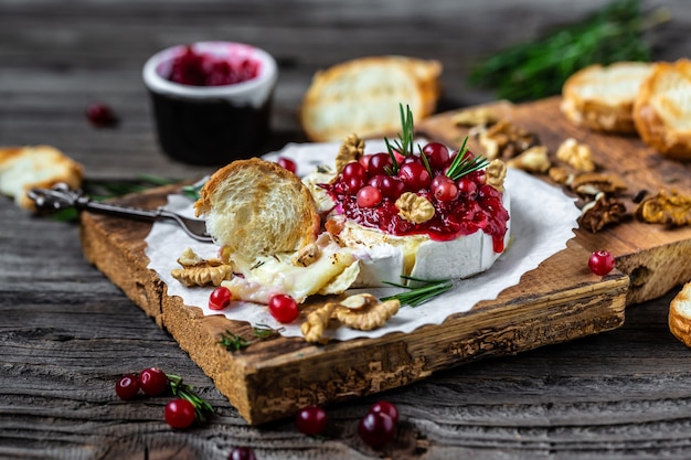 Camembert ou brie grillé au four ou frit avec sauce aux baies ou confiture