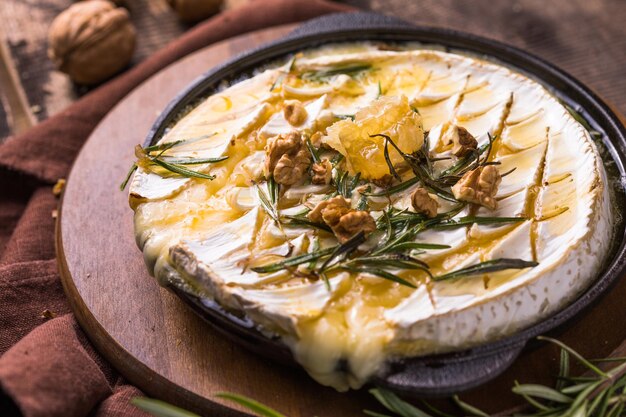 Camembert ou Brie rôti au romarin, miel, noix