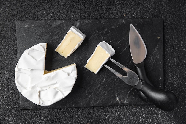 Photo camembert ou brie snack alimentaire au fromage à pâte molle sur la table copie espace arrière-plan alimentaire rustique