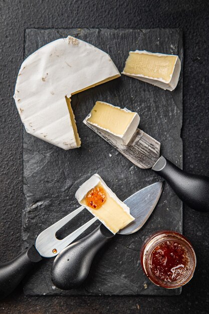 camembert ou brie tête de fromage à pâte molle repas sain alimentation alimentation collation sur la table