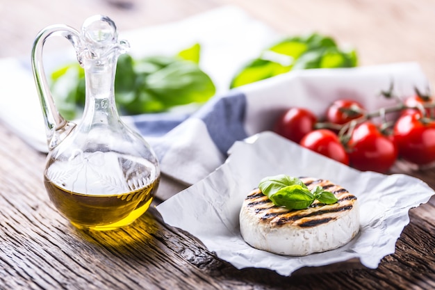 Le camembert. Camembert grillé à l'huile d'olive et feuilles de basilic.