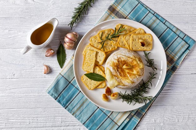 Camembert cuit au four fromage à pâte molle français sur plaque blanche