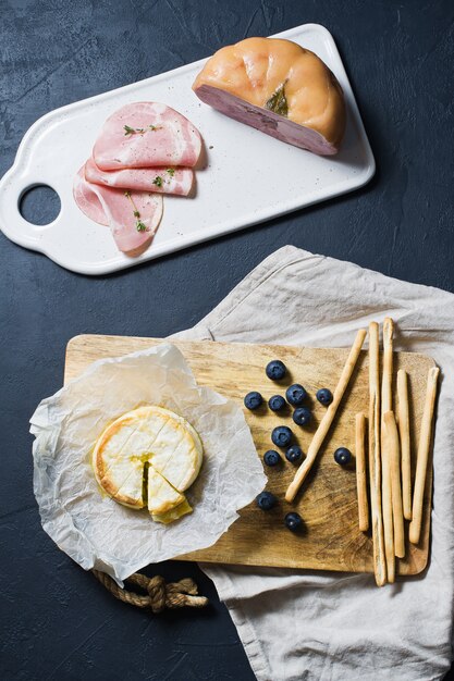 Camembert cuit au four avec myrtilles et jambon.