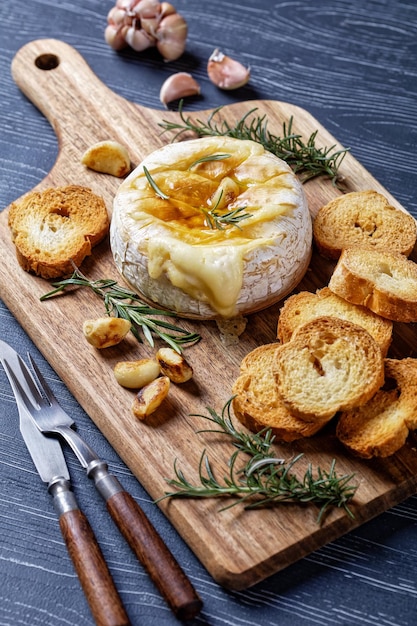 Camembert cuit au four avec vue de dessus de croûtons