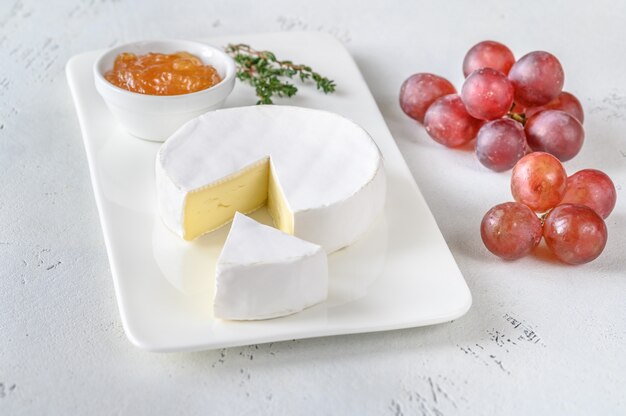 Camembert Dans L'assiette De Service