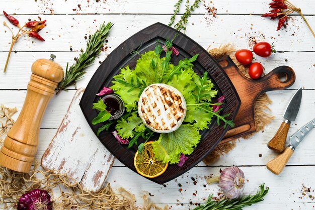 Le camembert est grillé Vue de dessus Espace de copie gratuit