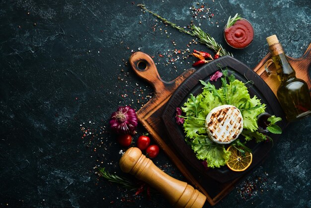 Le camembert est grillé Vue de dessus Espace de copie gratuit