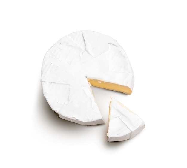 Camembert frais naturel sur fond blanc