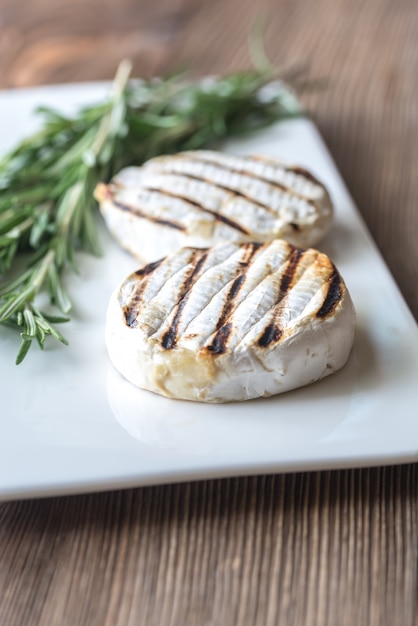 Camembert grillé au romarin frais