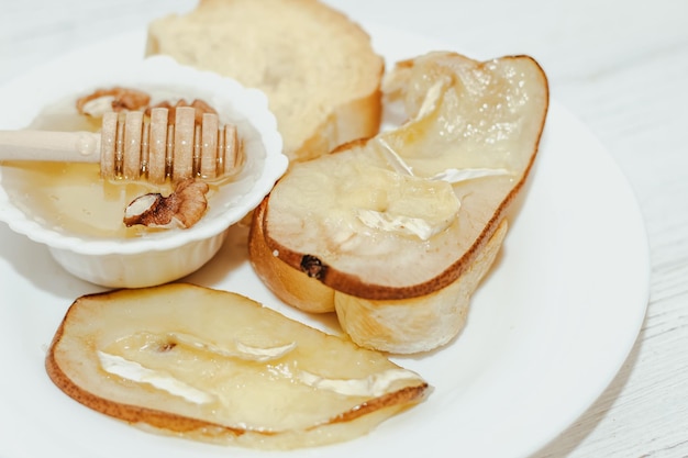 Camembert à l'huile d'olive miel de romarin et poire au four