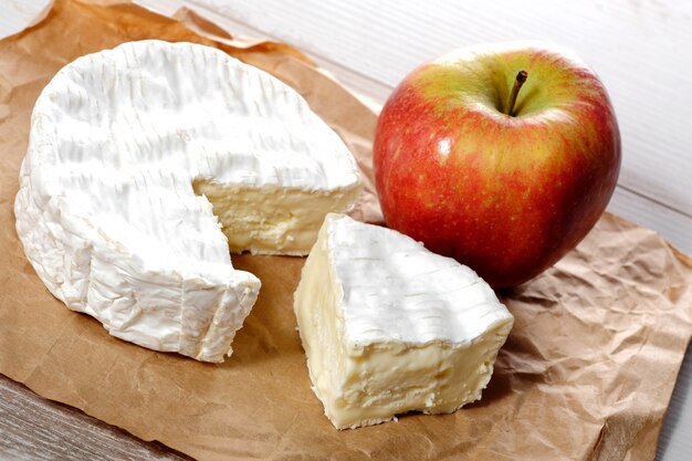 Camembert de Normandie à la pomme rouge