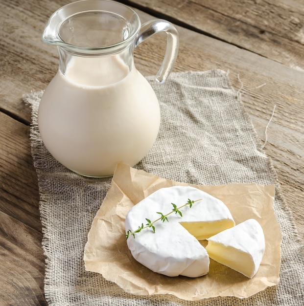 Camembert avec pichet de lait