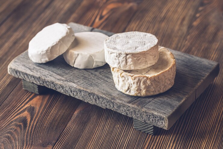 Photo camembert sur une planche de bois