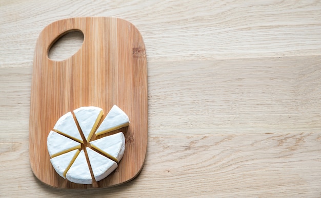 Camembert sur la planche de bois