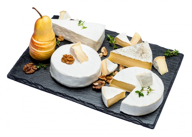 Camembert et poire sur planche de pierre