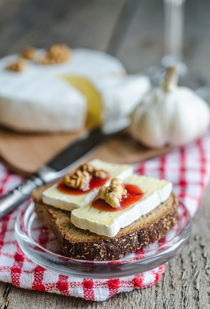 Camembert en tranches sur le pain