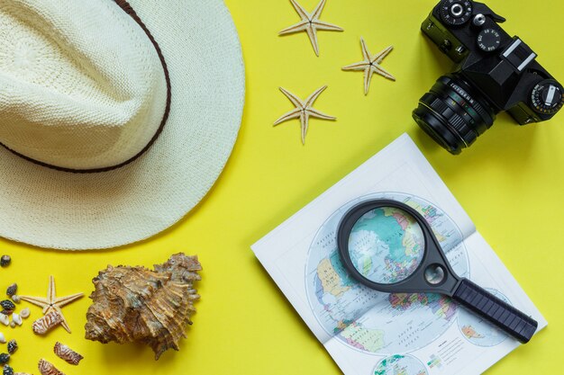 Caméra d&#39;accessoires de voyage, chapeau de paille, carte, chaussures, disposition, vue de dessus, fond jaune, à, espace copie