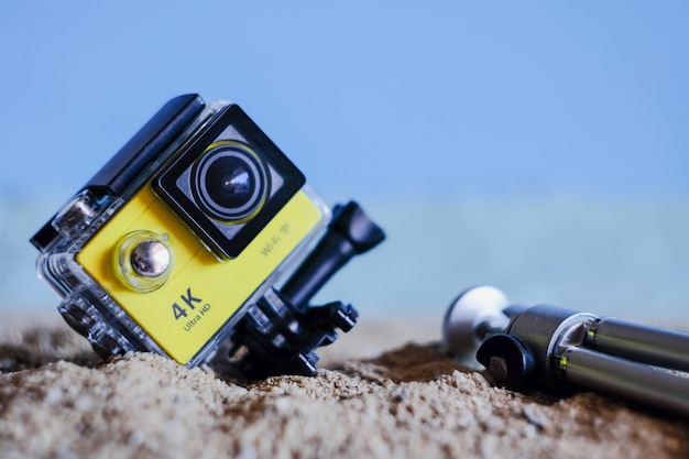 Caméra d'action soft focus sur une plage de sable tropicale