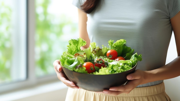 la caméra Une belle fille en tenue de sport aime manger des légumes propres après avoir fait de l'exercice