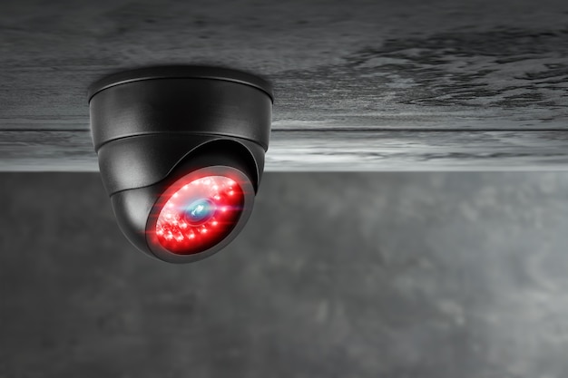 Caméra CCTV intelligente sous le plafond avec des lumières rouges.