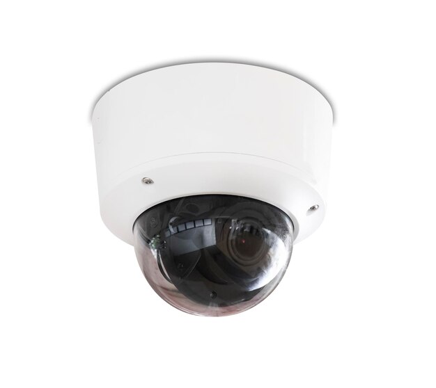 Caméra CCTV publique moderne isolée sur fond blanc