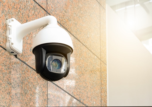 Caméra CCTV publique moderne sur le mur à l'extérieur du bâtiment avec espace de copie