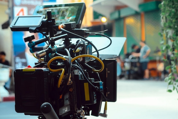 Caméra de cinéma sur le plateau derrière les scènes production de l'équipe de tournage d'arrière-plan