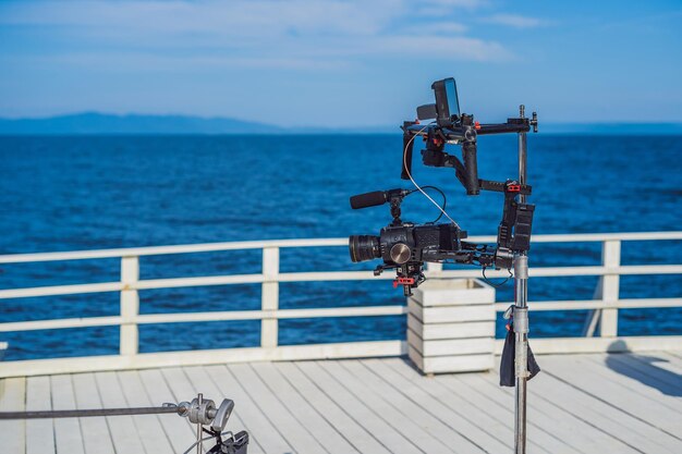 Caméra de cinéma professionnelle sur un système de stabilisation de caméra 3 axes sur un plateau de production commerciale