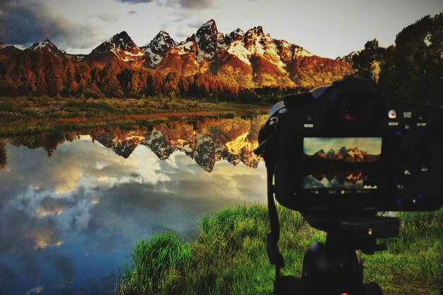 Photo caméra contre le lac et les montagnes