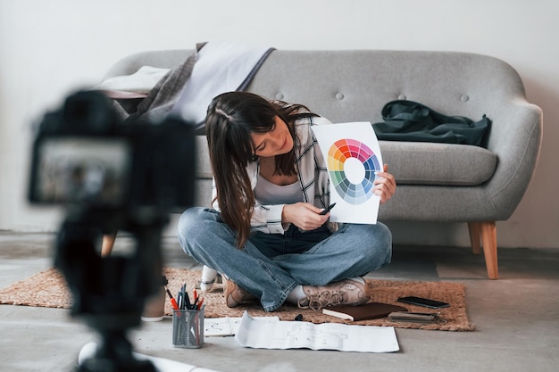 La caméra est sur le sol La jeune travailleuse indépendante est à l'intérieur de la maison pendant la journée