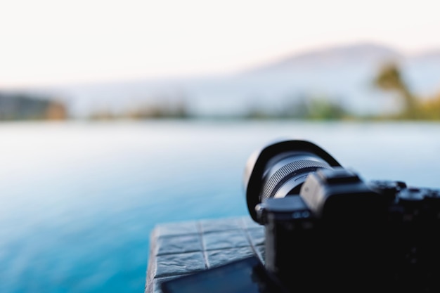 Photo une caméra a été placée sur le balcon pour capturer de belles vues naturelles sur la mer et la montagne