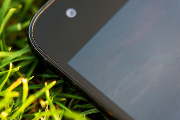 Caméra frontale Smartphone et gros plan photo sur l&#39;herbe verte