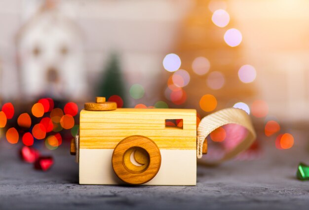 Caméra jouet sur une table avec des lumières de Noël