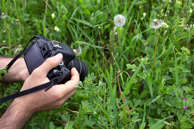 caméra numérique dans l'homme main nature arrière-plan