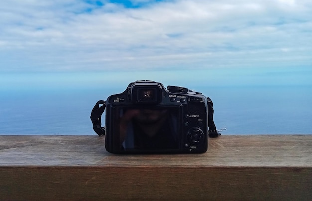 La caméra regarde le ciel.