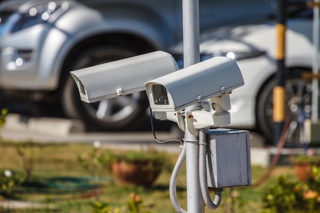 Caméra de sécurité CCTV au parking