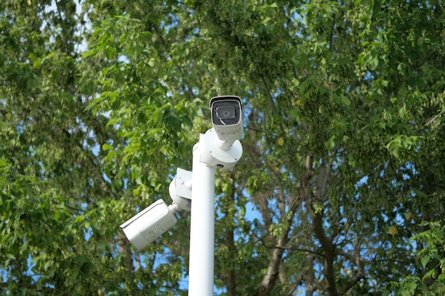 Photo caméra de sécurité cctv fonctionnant à l'extérieur