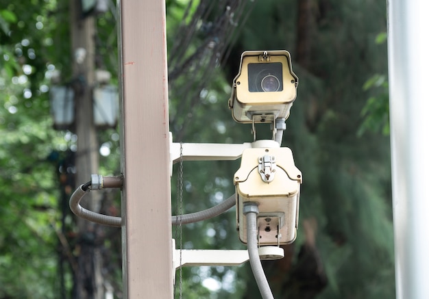 Caméra de sécurité CCTV installée dans le village pour la surveillance des gardes de sécurité