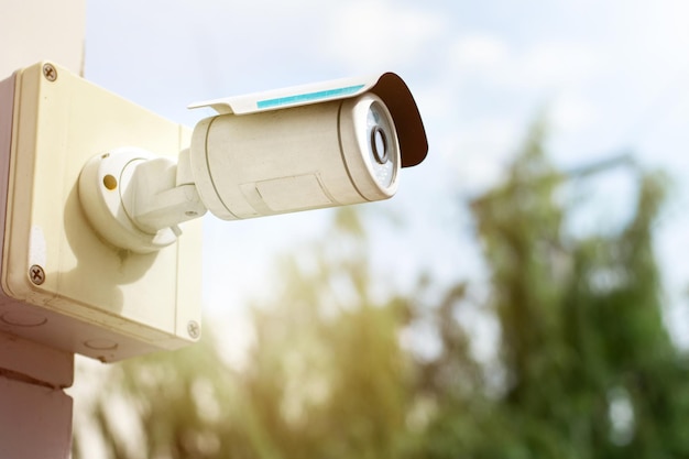 Caméra de sécurité CCTV sur le mur du bâtiment.