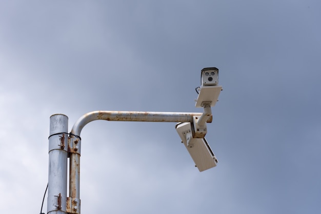 Caméra de sécurité (CCTV) pour la sécurité sur fond de ciel bleu et de la ville