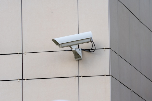 Caméra de sécurité sur le mur du bâtiment