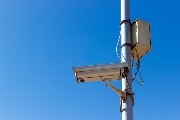 Caméra de sécurité routière sur ciel bleu