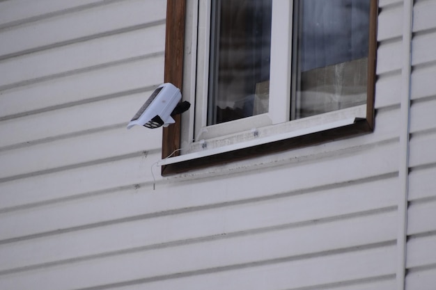 Caméra de surveillance extérieure sur le mur de la maison. sécurité et vidéosurveillance d'une maison privée