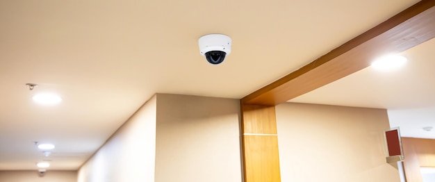 Caméra de surveillance IP rapprochée au plafond.